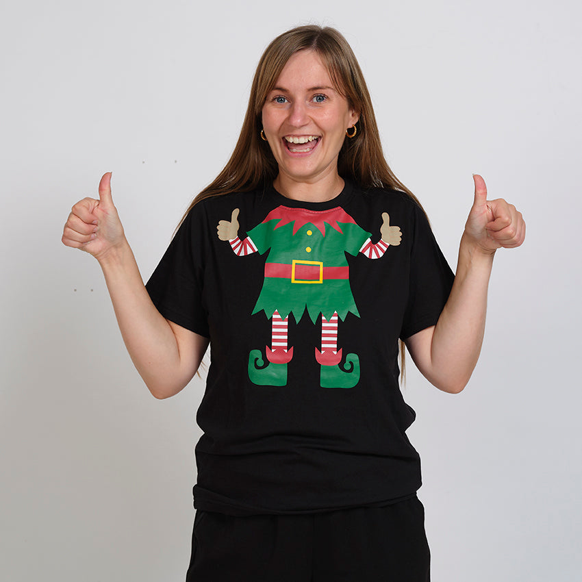 En meget glad kvinde i en sort T-shirt med juletema.